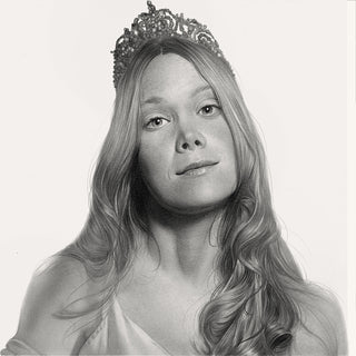 Black and white drawing of a woman with long hair wearing a crown